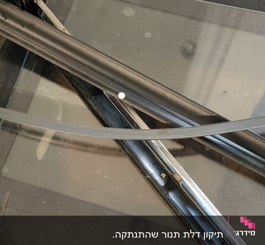 חלקי מתכת וזכוכית על שולחן